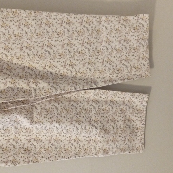 GLORIA VANDERBILT Floral Capris - Picture 7 of 8